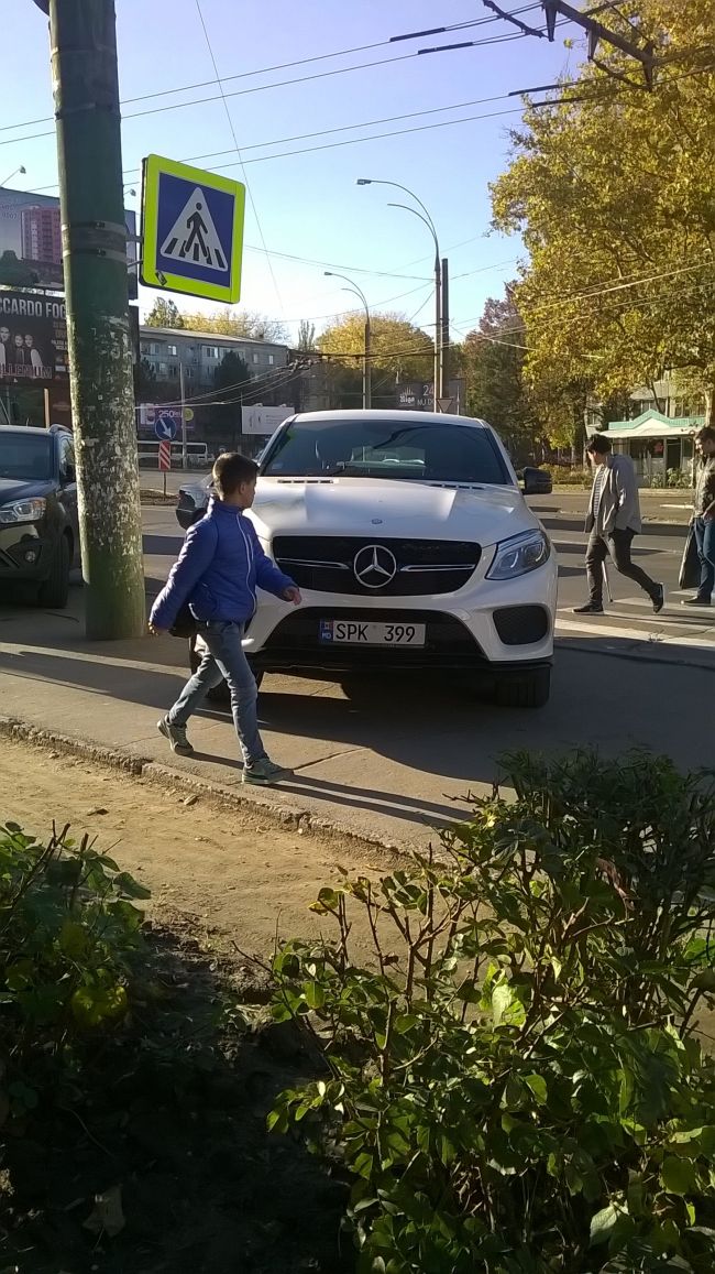 В Кишиневе Mercedes припарковали одновременно и на тротуаре, и на зебре