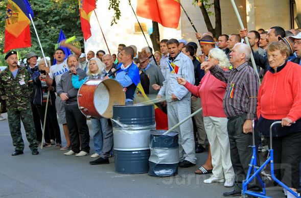 Protest la Reşedinţa de Stat: Timofti, trezirea