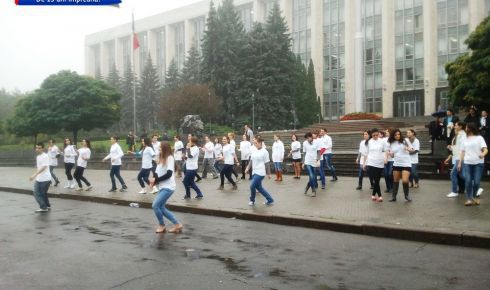 Молодежь провела в Кишинёве флешмоб против торговли людьми