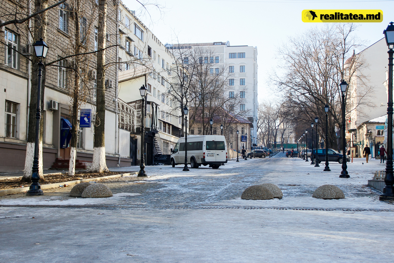 На перегороженной Диордицэ по-прежнему паркуются автомобили
