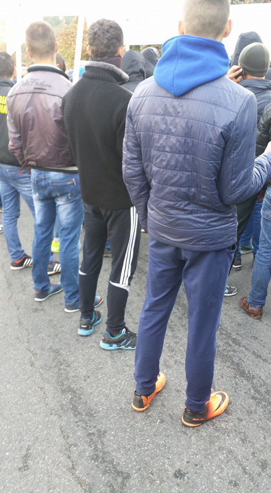 Filat la Judecată. Mai mulți tineri protestează cu gluga în cap și se ascund de camere