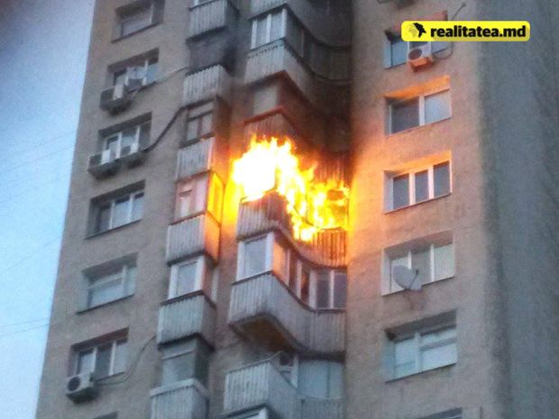 В многоэтажном доме на Ботанике вспыхнул пожар