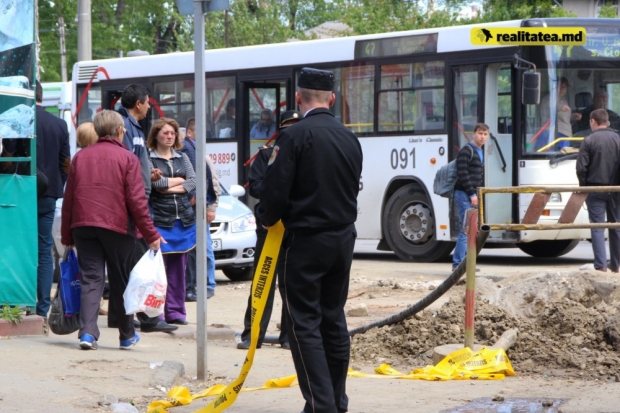 По факту разрыва водопровода в центре Кишинева начнется служебное расследование