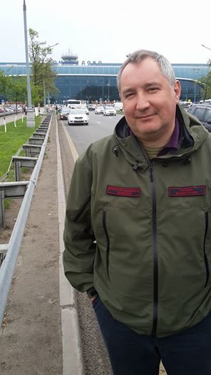 Рогозин уже в Москве. Доказал фотографией