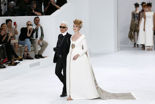 Показ Chanel в Париже закрывала невеста в положении