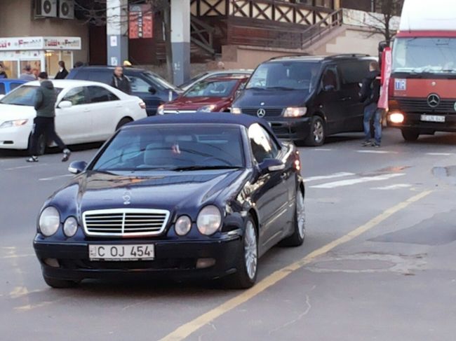 Si-a parcat masina chiar in mijlocul strazii, in centrul capitalei