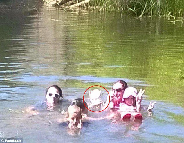 Семья на отдыхе сфотографировала призрак мертвой девушки