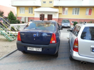 O maşină a Ministerului de Interne, parcată ca să împiedice circulaţia cetăţenilor