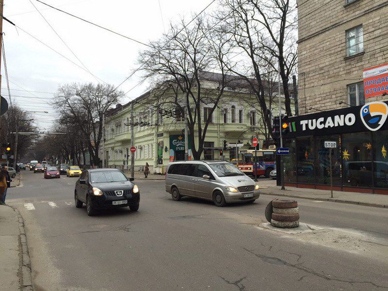 Примэрия творчески подошла к латанию ям на столичных дорогах