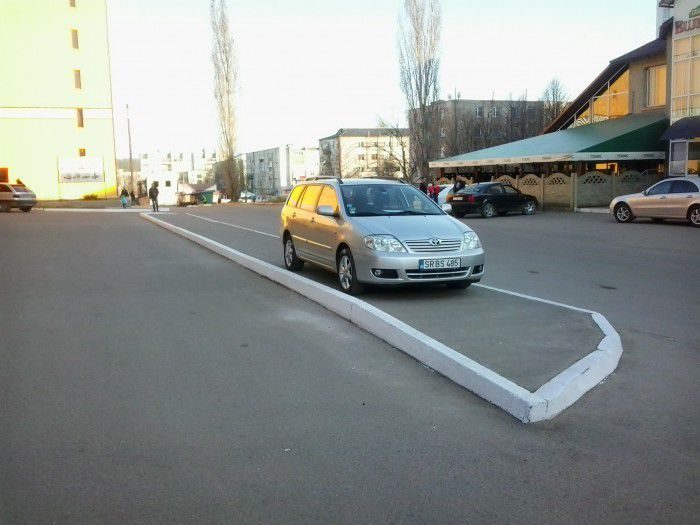 Un șofer din Soroca și-a găsit loc de parcare exact pe trotuar