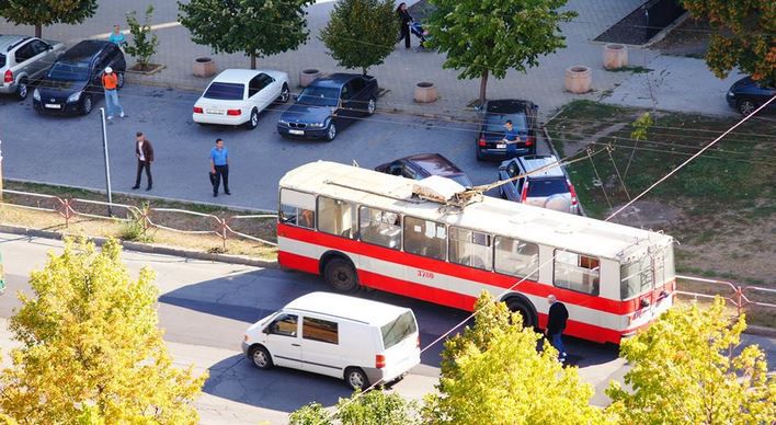 Un troleibuz a intrat într-un parapet de pe bulevardul Mircea cel Bătrân