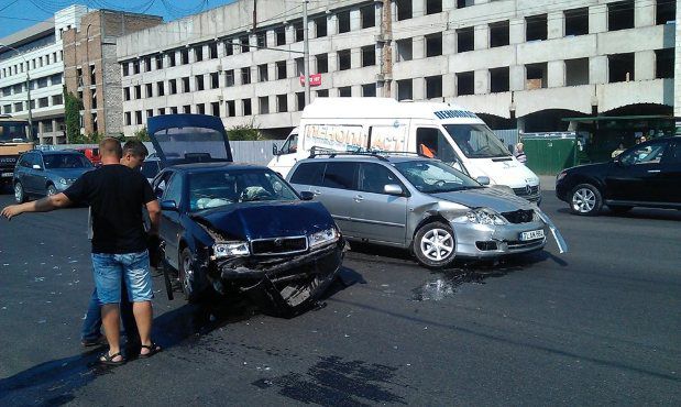 Cinci mașini, implicate în două accidente rutiere produse în capitală. Unul dintre șoferi a ajuns la spital