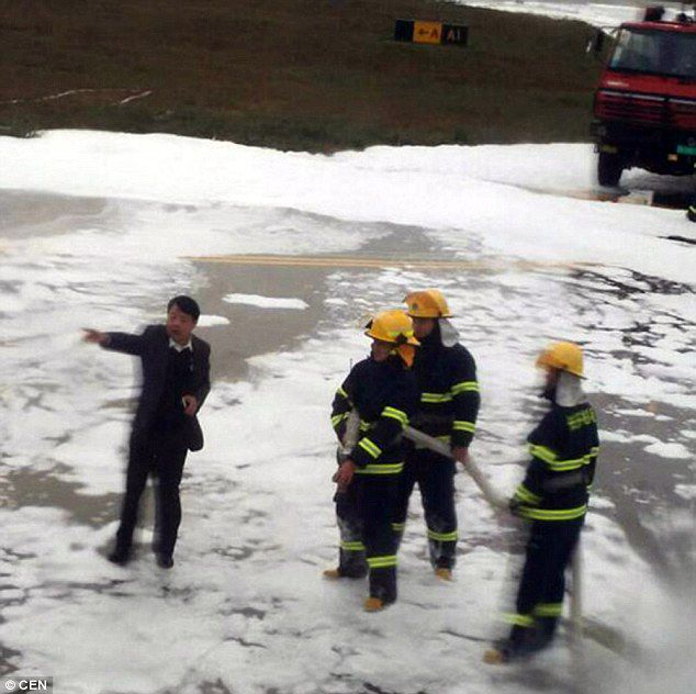 В китайском аэропорту пожарные облили пеной не тот самолет