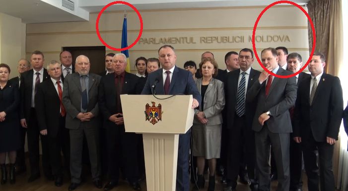 Un deputat PSRM ascunde drapelul UE din Parlament