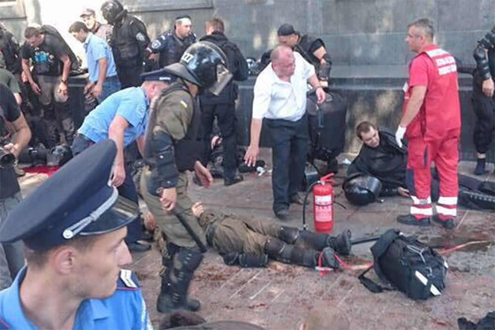 Пострадавших под Радой вывозят полицейские, скорых не хватает