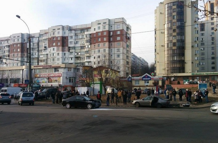 Accident rutier la Ciocana. Într-o maşină se aflau doi copii