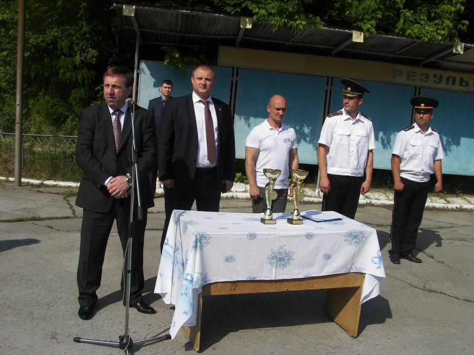 Un cearșaf în loc de față de masă la un eveniment organizat de MAI