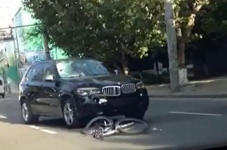 На Скулянке водитель BMW X5 сбил велосипедиста