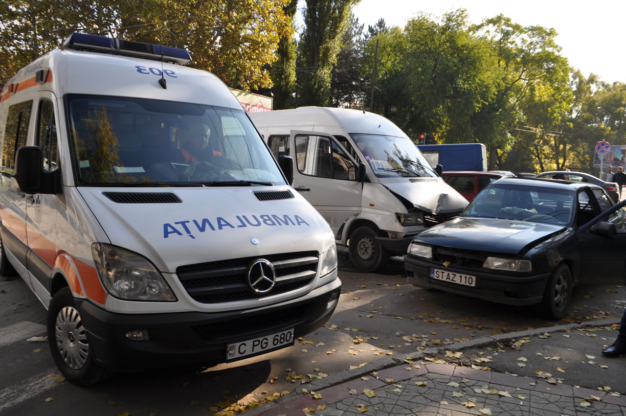 La Buiucani un microbuz cu pasageri s-a ciocnit cu un autoturism