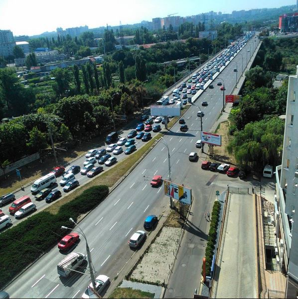 Trafic blocat pe viaduct în orele de vârf ale amiezii