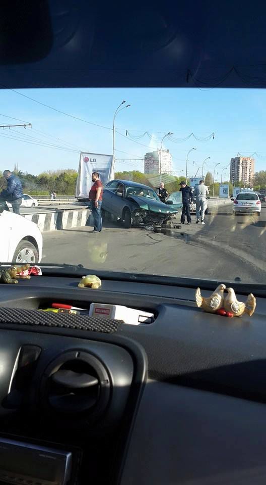 ДТП на Виадуке: автомобиль снес рекламное панно