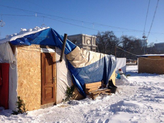 Палаточные городки в центре Кишинева живут в зимнем режиме