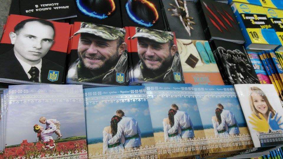 На Украине выпускают тетради с изображением Яроша и Бандеры