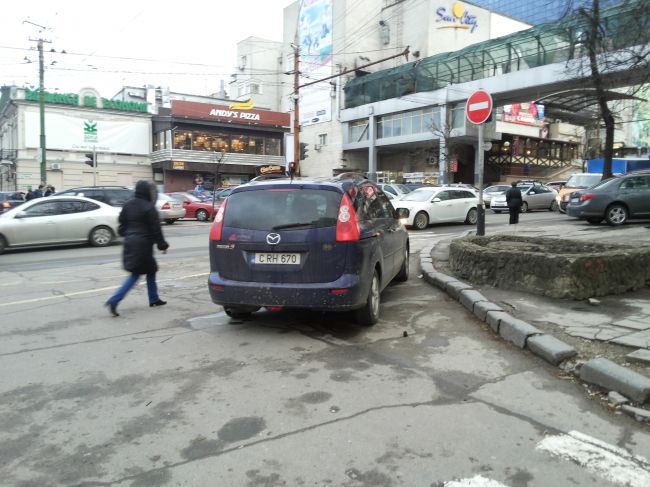 Soferii nostri se intrec la parcari caraghioase