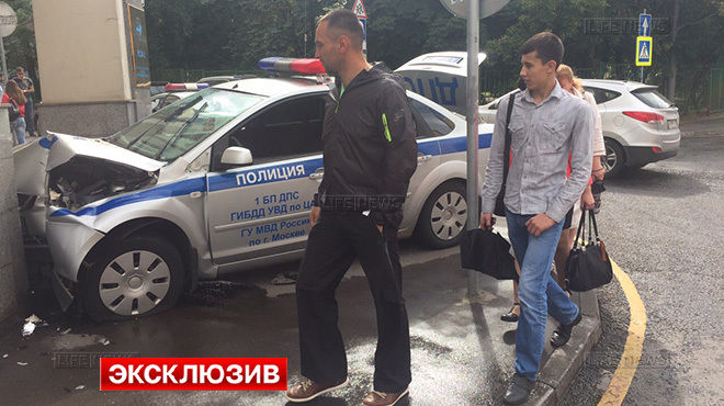 Резидент Comedy Club протаранил автомобиль ДПС в Москве