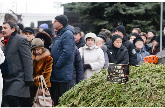 Эльдара Рязанова похоронили на Новодевичьем кладбище в Москве