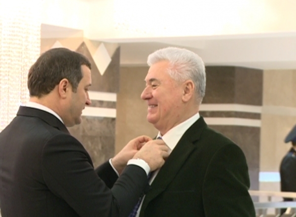 Влад Филат вновь поправил галстук Владимиру Воронину