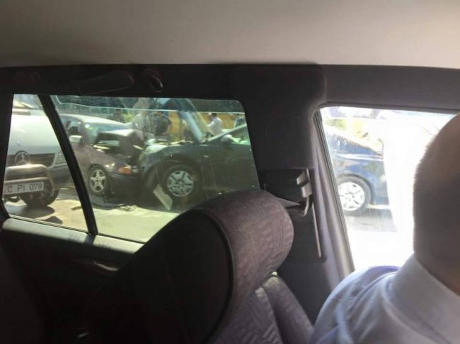 Ciocnire violentă între două mașini, pe strada Calea Basarabiei