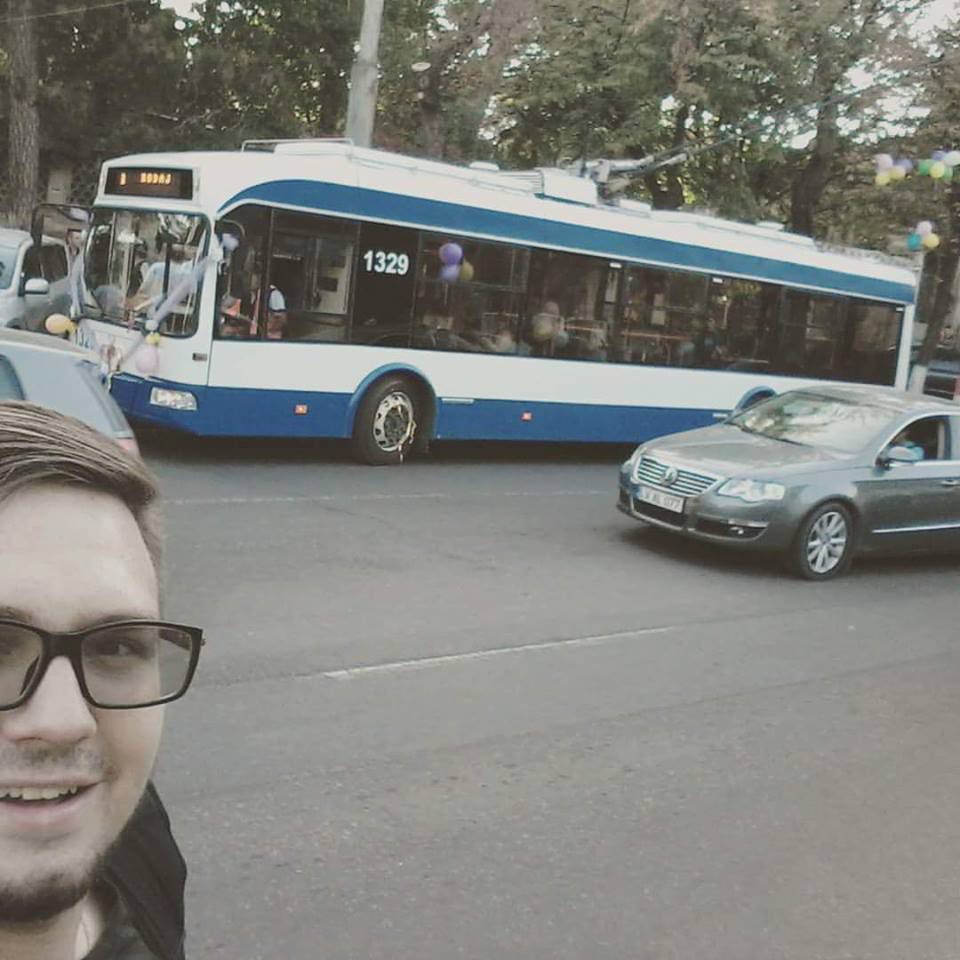 Troleibuzul plin cu nuntași de pe străzile Chișinăului