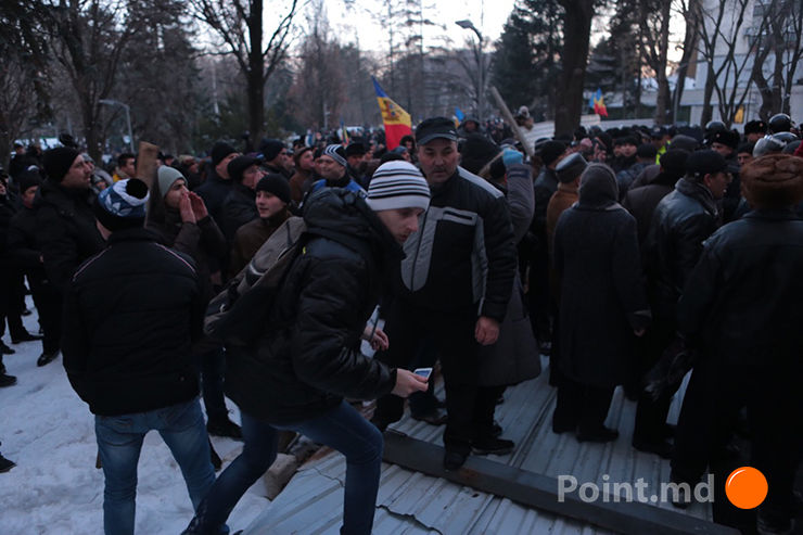 Молдавская оппозиция протестует у парламента