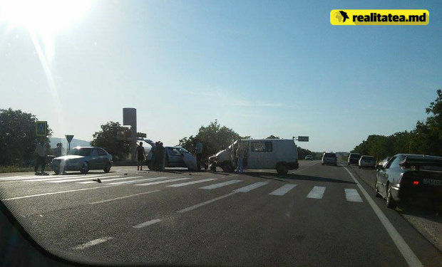 Accident pe traseul Chișinău - Ungheni. Două autoturisme s-au ciocnit frontal