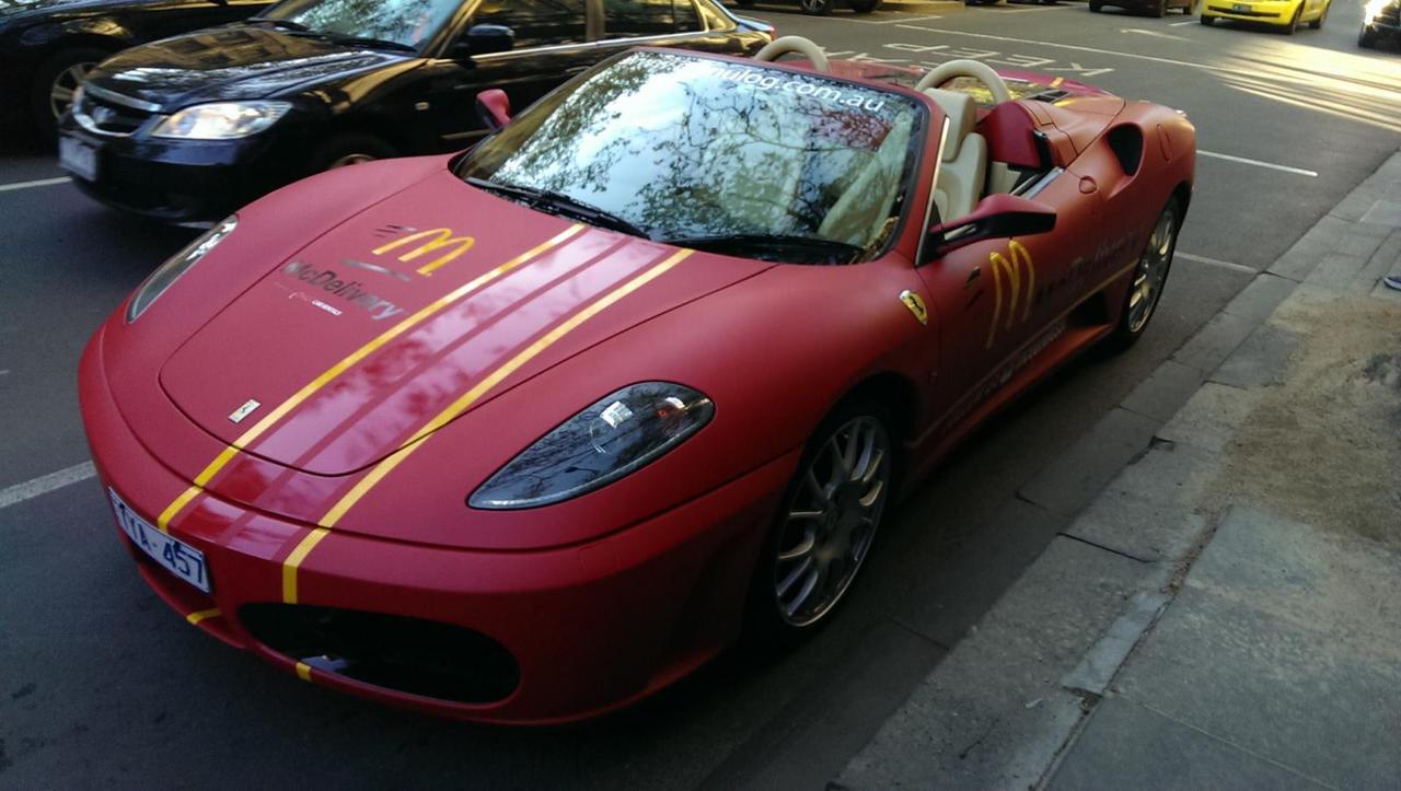 Mâncarea de la McDonald's livrata cu maşini Ferrari