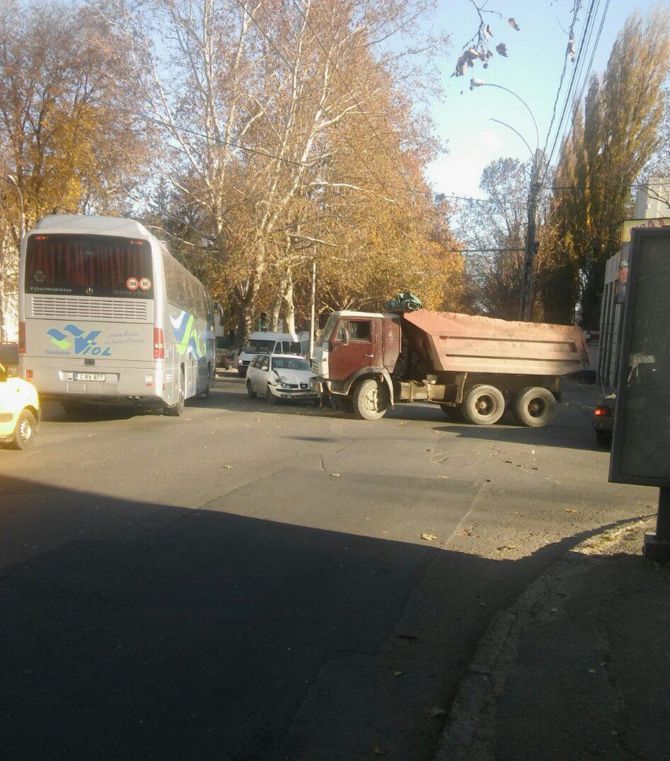 Accident pe strada Ion Creangă din Chişinău. Rezultat aşteptat în duelul dintre un autoturism şi un camion