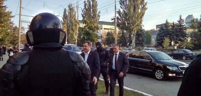 Влад Филат доставлен в НАЦ. Прокурор требует ареста