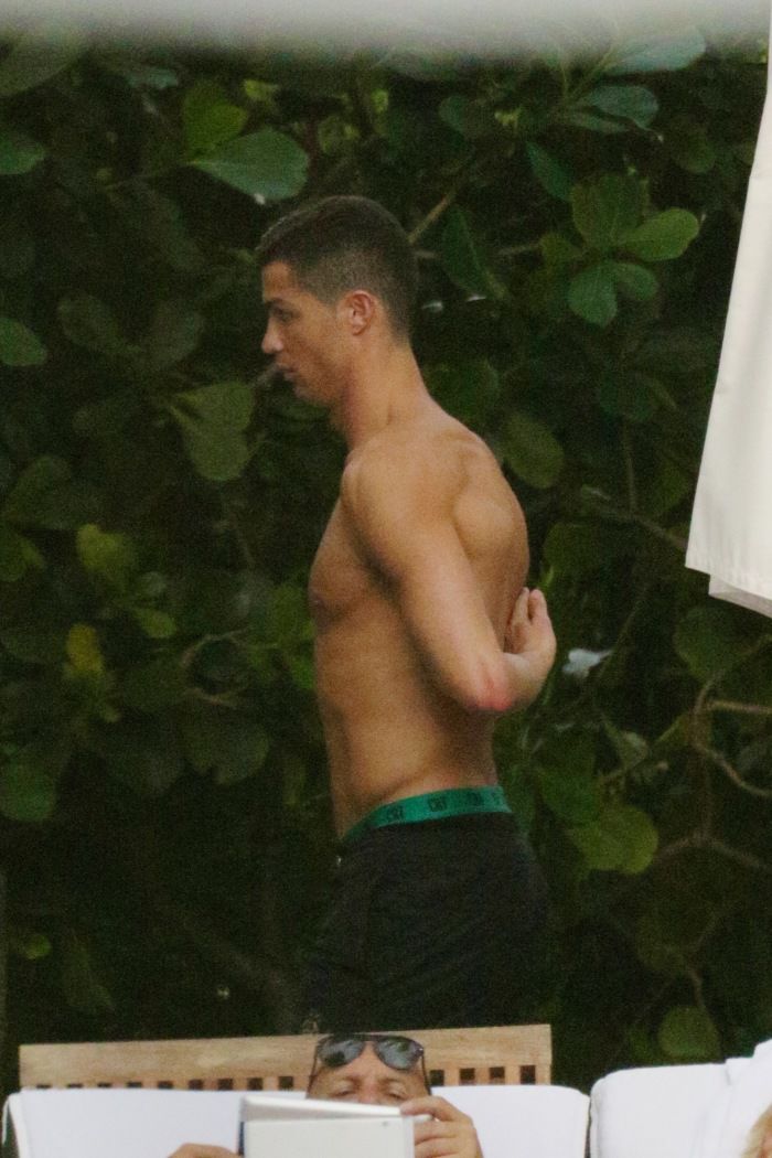 Cristiano Ronaldo, surprins în brațele unui bărbat