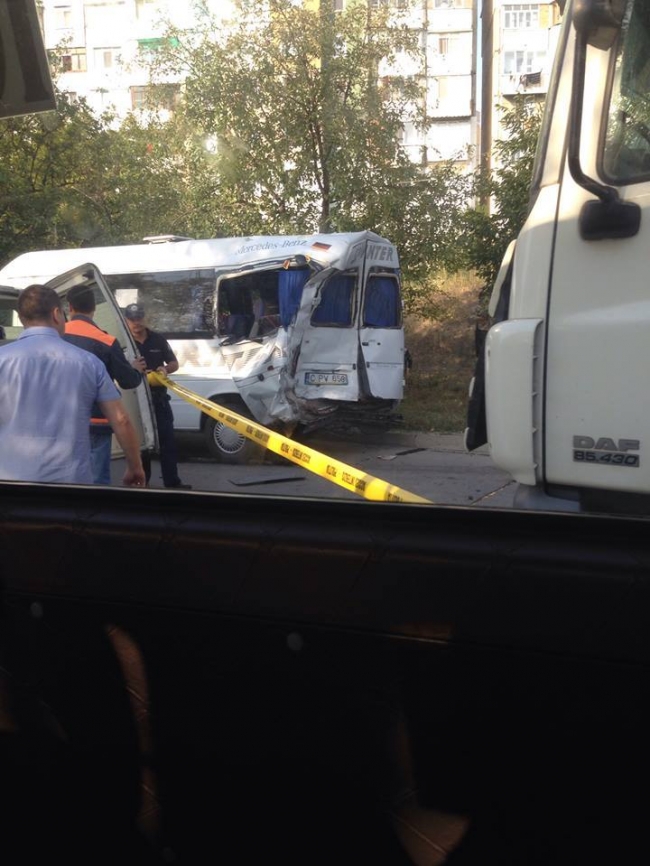 Opt  oameni raniti in urma unui accident cu microbuzul
