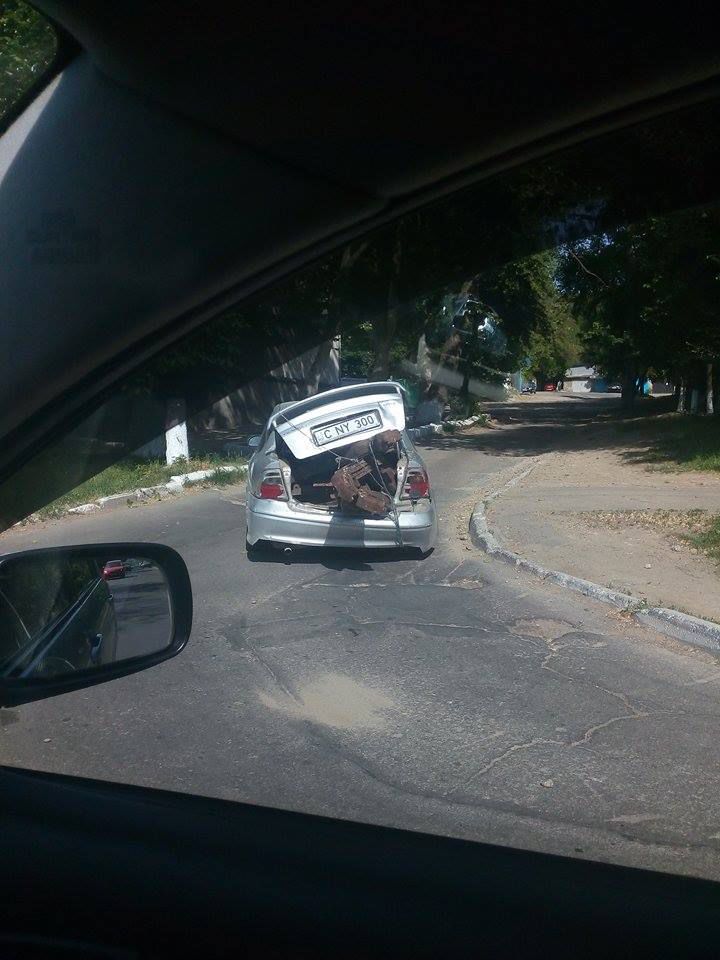 Автовладелец надругался над собственным автомобилем, забив багажник старым железом