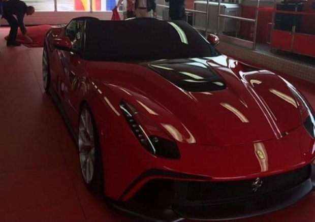 Primele imagini cu cel mai scump Ferrari