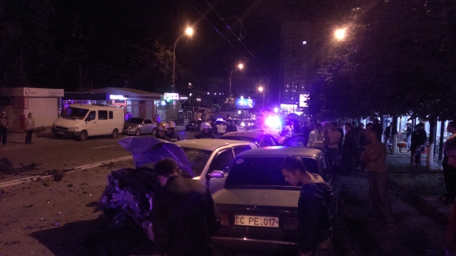 ДТП в Кишиневе: лихач протаранил два авто у обочины и загорелся