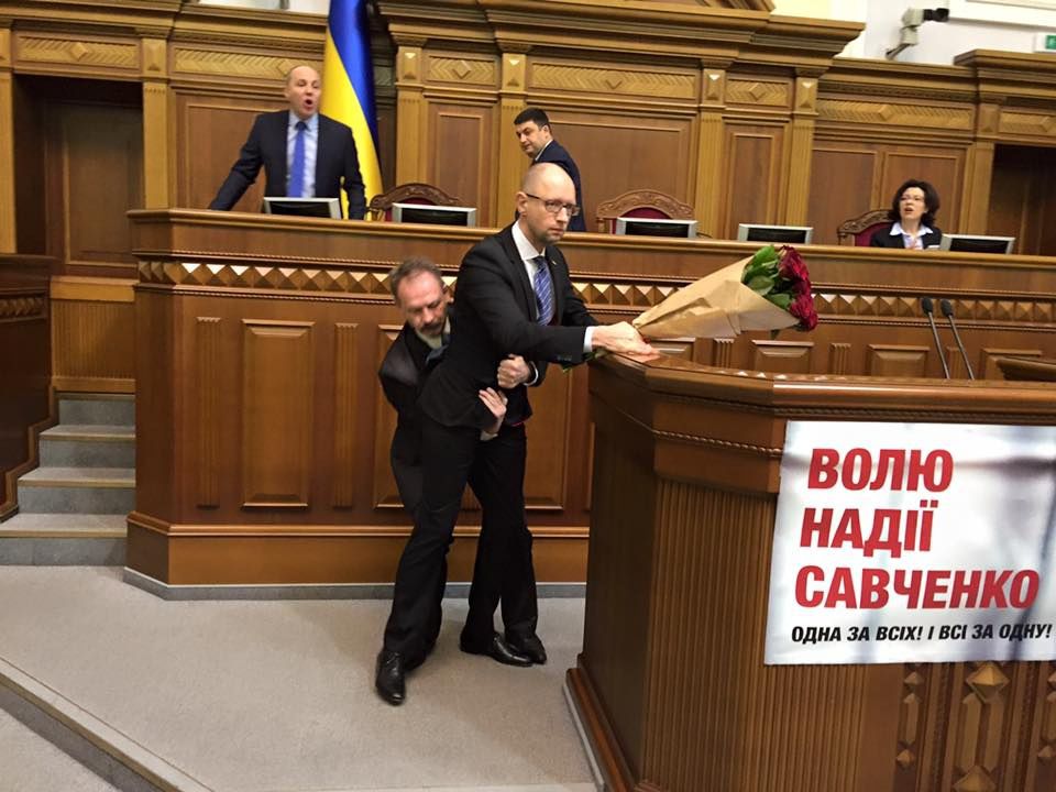 В Раде произошла драка: Яценюка пытались унести на руках