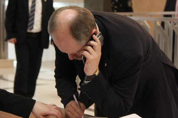 Deputatul moldovean care vorbește la trei telefoane concomitent