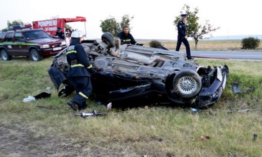 Un BMW făcut bucăți după ce șoferul a pierdut controlul volanului