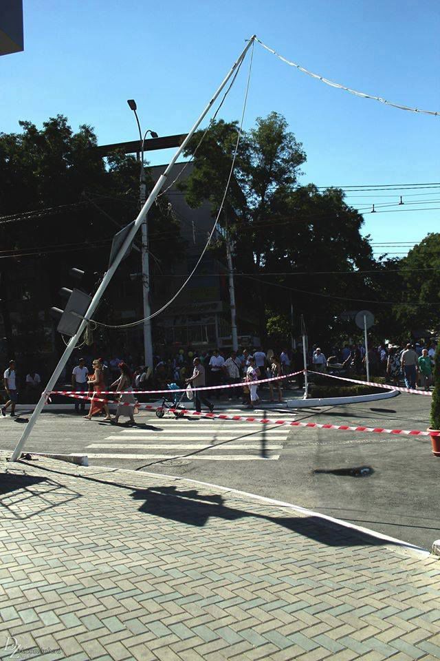 Tiraspolul, după parada militară: Asfalt distrus și piloni dați la pământ