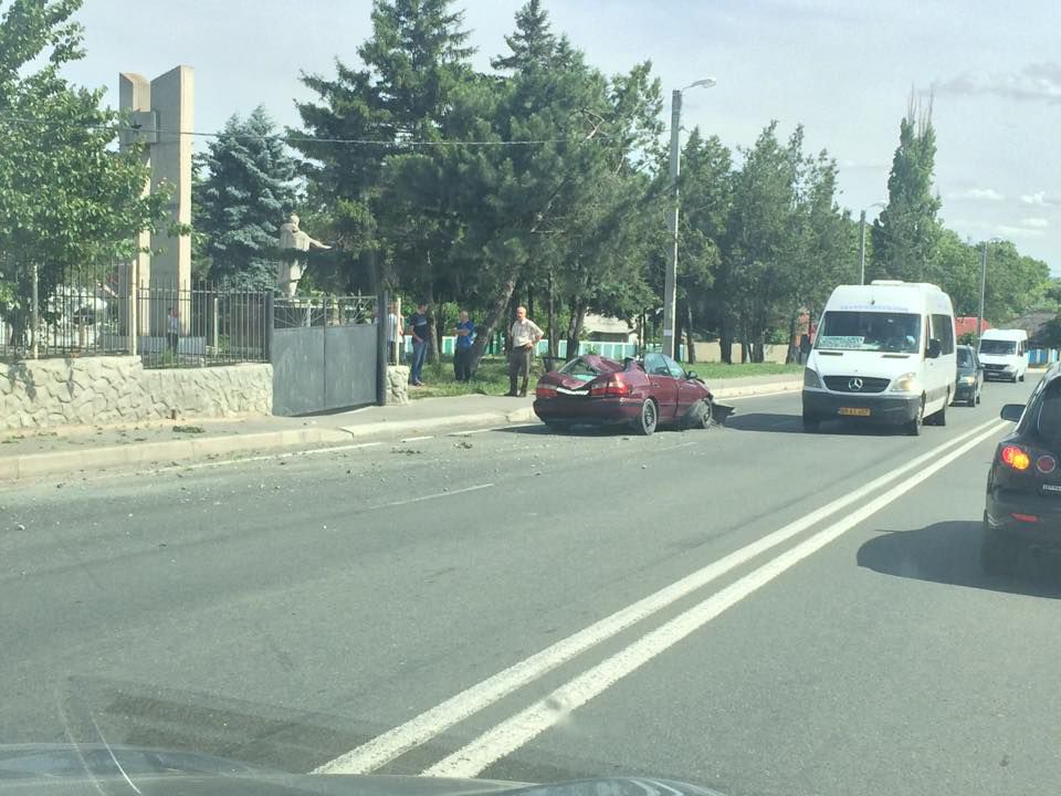 Grav accident auto la Peresecina. O maşină s-a lovit de un stâlp