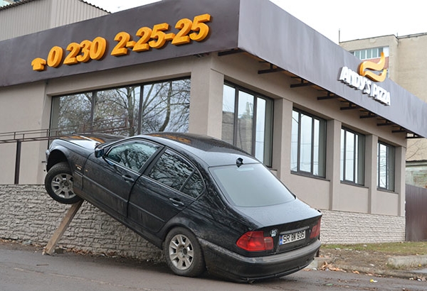Un BMW a intrat intr-o pizzerie din Soroca