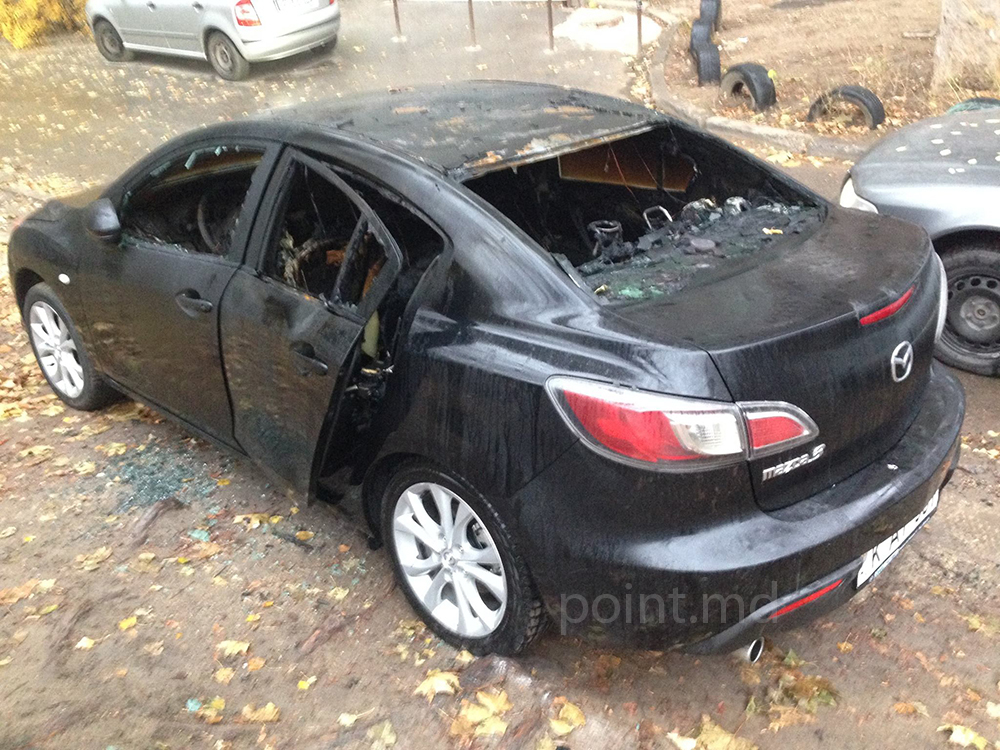 В Кишиневе автомобиль сожгли при помощи "коктейля Молотова"